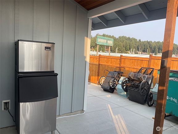 5th image of 3219 Harborview Drive #18