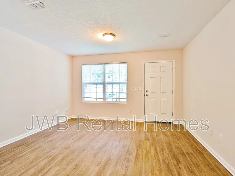 11137 Pine St — Photo 6