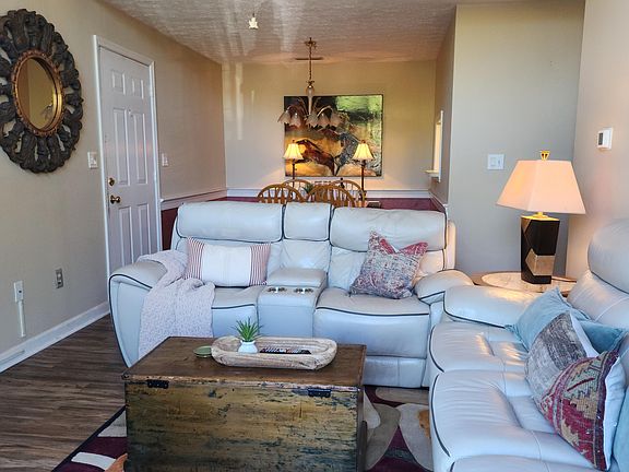 3rd image of 404 Bainbridge Ct APT D4