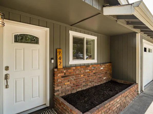 742 SE Sun Ln, Bend, OR 97702