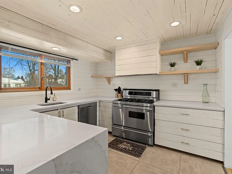 209 Front St — Photo 32