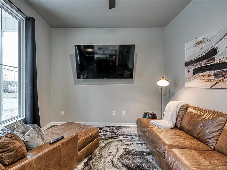 907 Park Ave — Photo 11