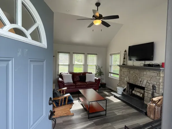 758 Glacier Rd, Pewaukee, WI 53072