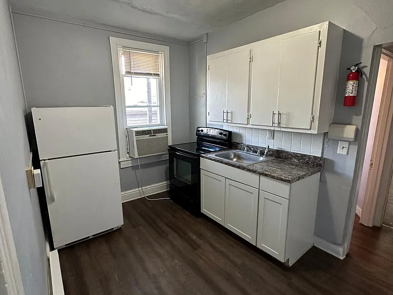219 Roosevelt Ave #2R — Photo 4