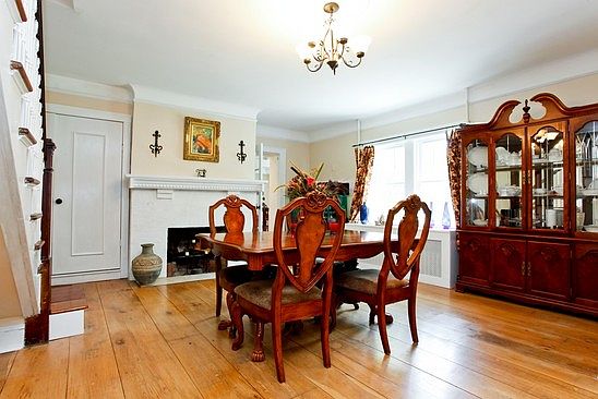 4th image of 935 Hanover St
