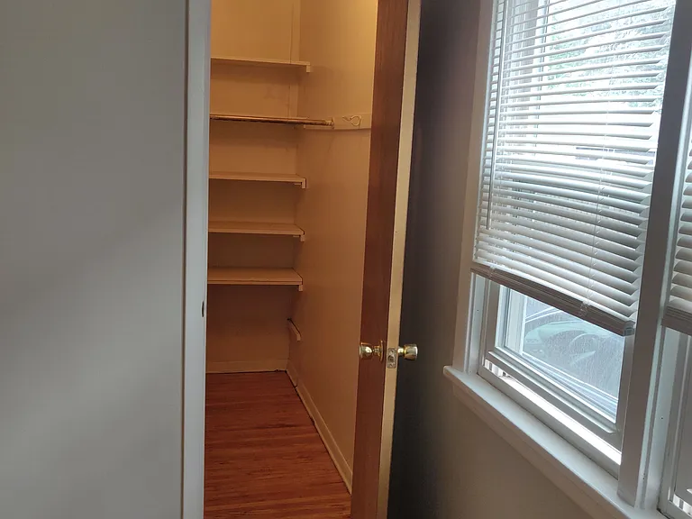 411 W Hickory St — Photo 8