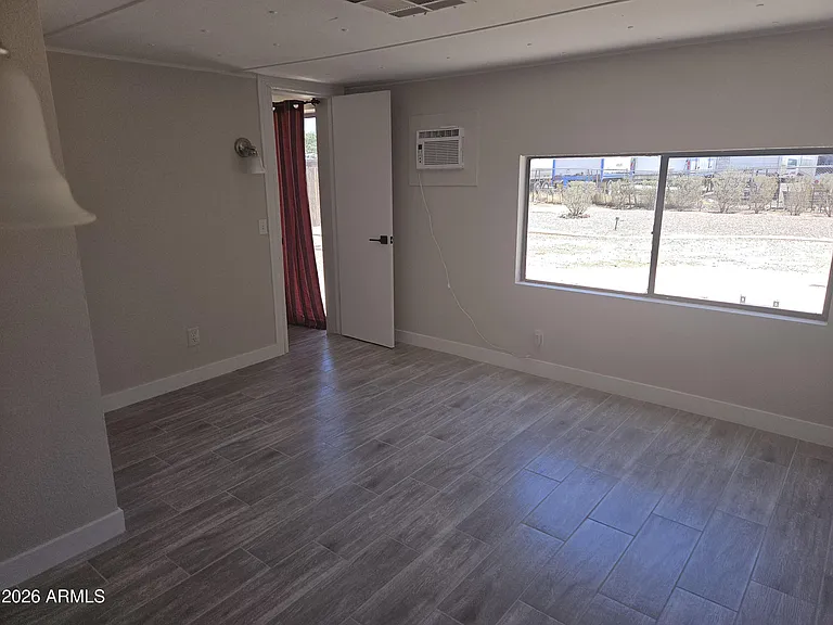 1584 N Wood St — Photo 9
