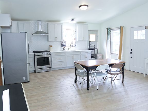 4th image of 613 Oakwood Dr