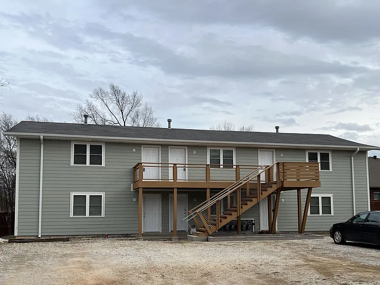 811 N Pleasant St — Photo 2