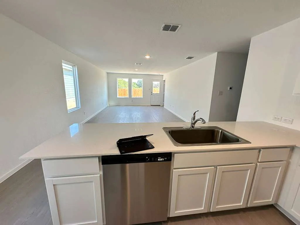4 bed, 1600 sqft, $2,120 — Photo 4