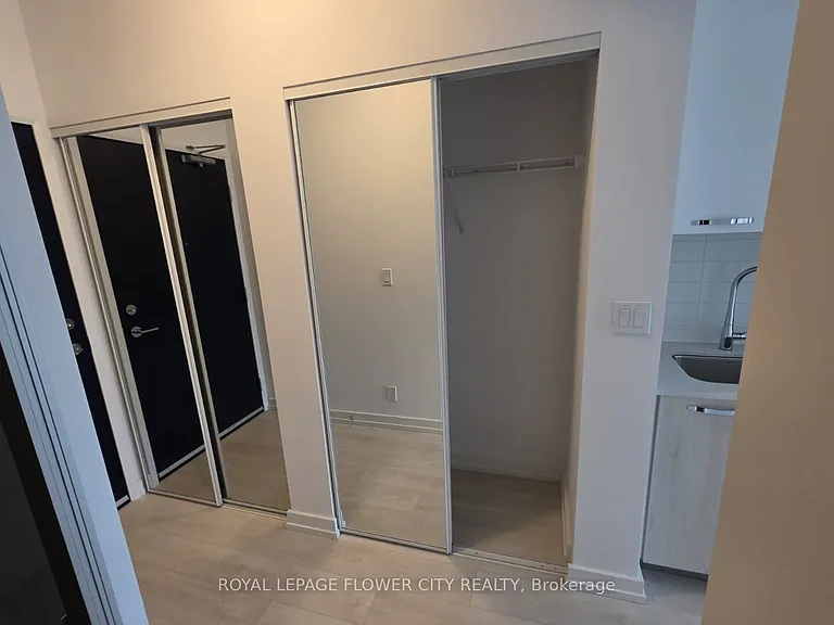 75 James St S #712 — Photo 14