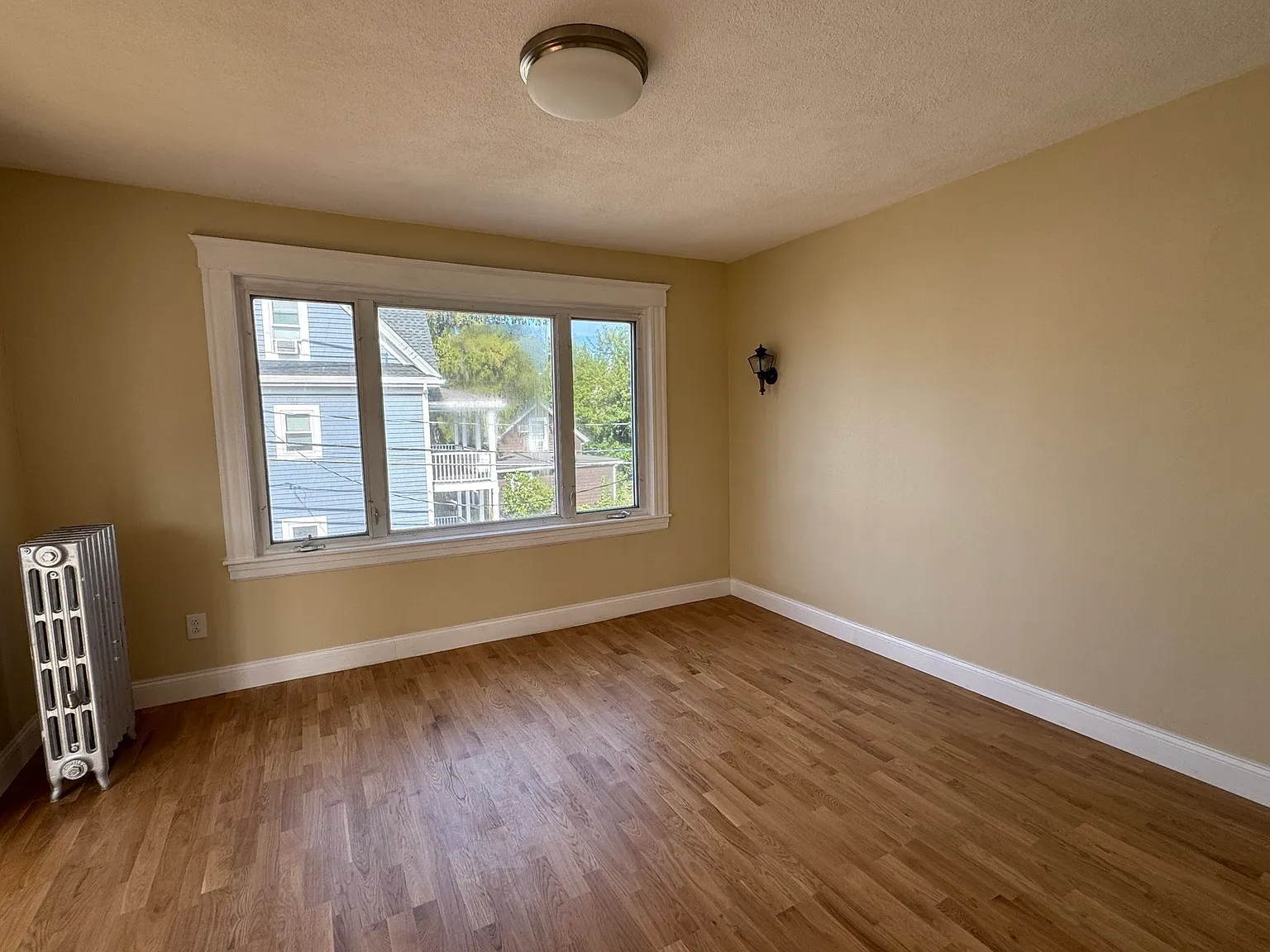 3 bed, 1.0 bath, 1000 sqft, $3,100 — Photo 3