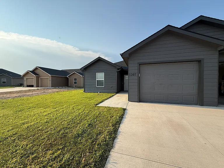1207 Fountain Dr — Photo 1
