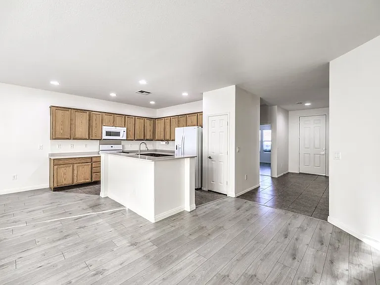 2103 Sawtooth Mountain Dr — Photo 5