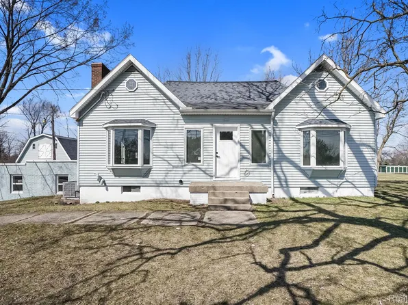 1449 E Maple Ave, Burton, MI 48529