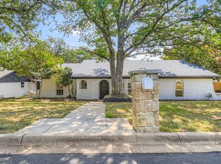 2848 Winterhaven Dr, Hurst, TX 76054