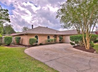 225 Colonial Club Dr, Harahan, LA 70123