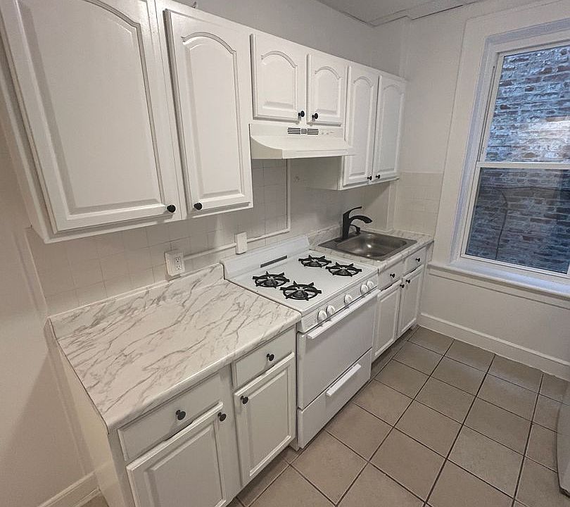 1st image of 300 Elm Pl APT 2