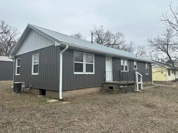 1017 S Ash St, Nevada, MO 64772