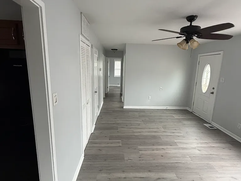 1726 Hosmer Ln — Photo 5