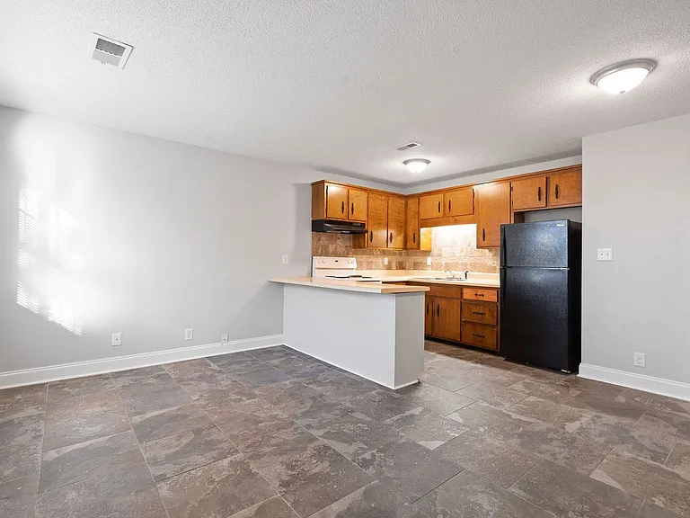 331 Randell Dr — Photo 4