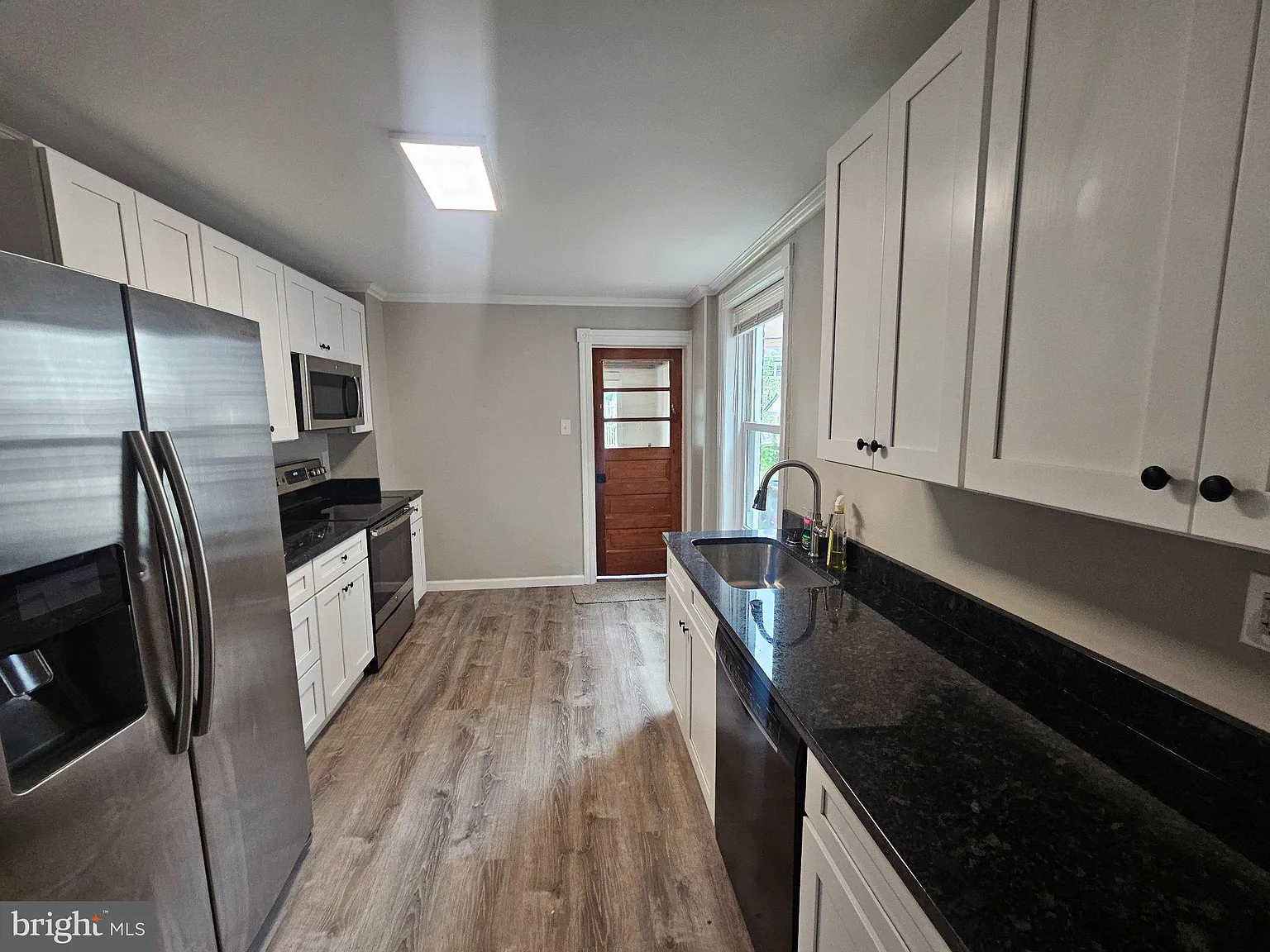3 bed, 1.0 bath, 1107 sqft, $1,800 — Photo 2