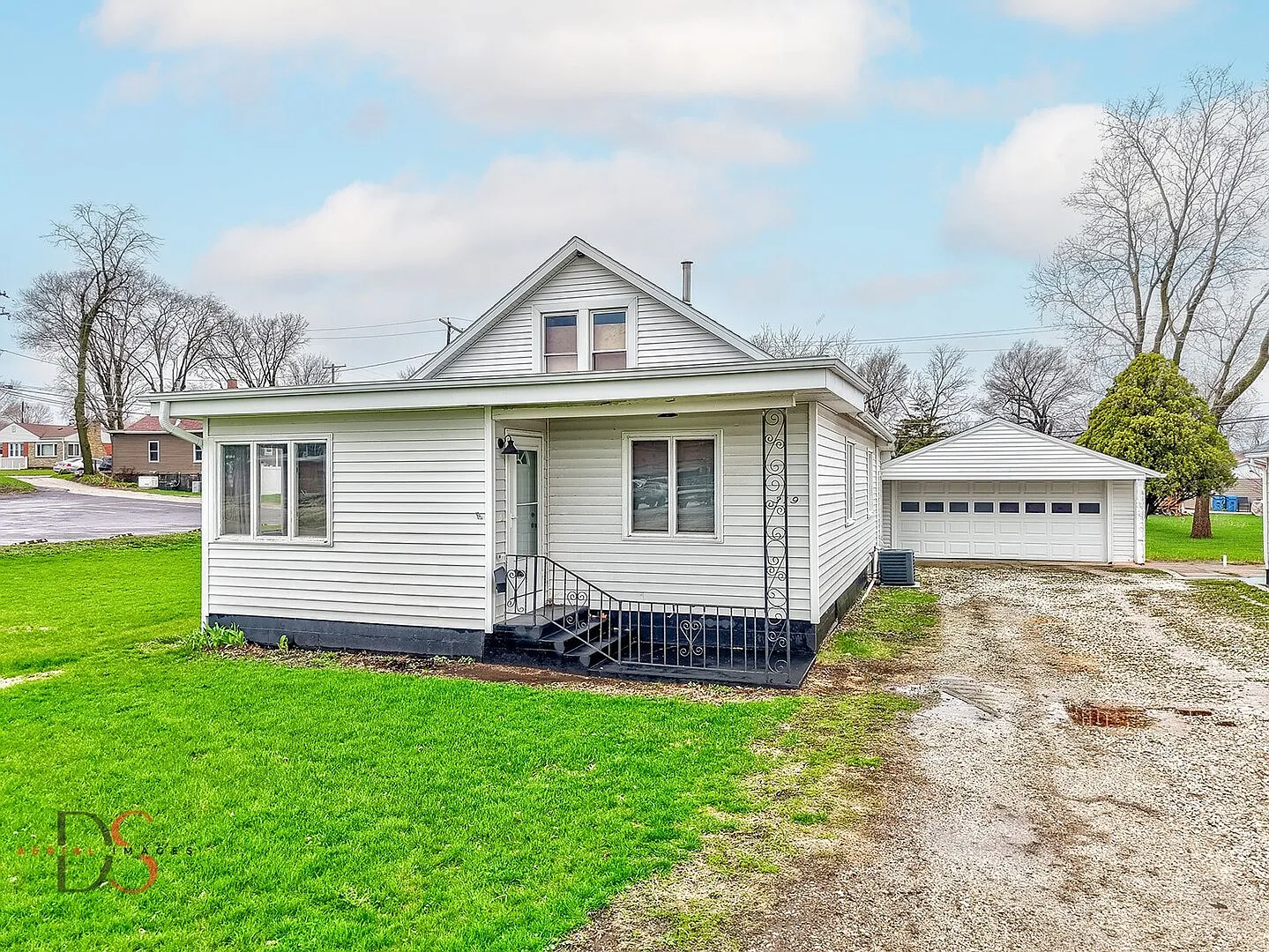 319 Railroad Ave photo 1