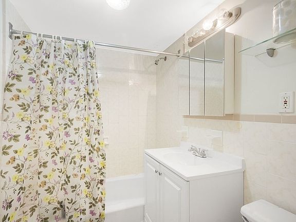 3rd image of 310 W 95th St APT 7G