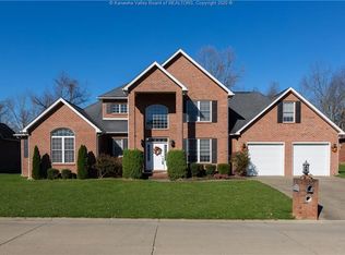 4011 Ridgeview Ln, Hurricane, WV 25526