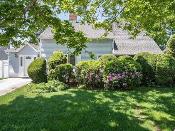 25 Skylark Lane, Levittown, NY 11756