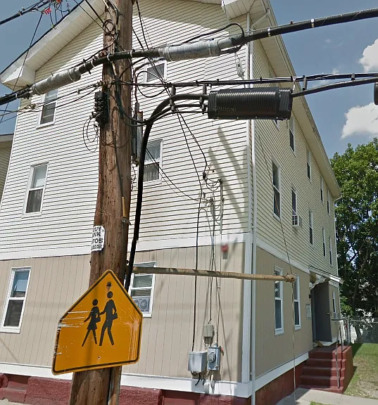 587 Pine St — Photo 1