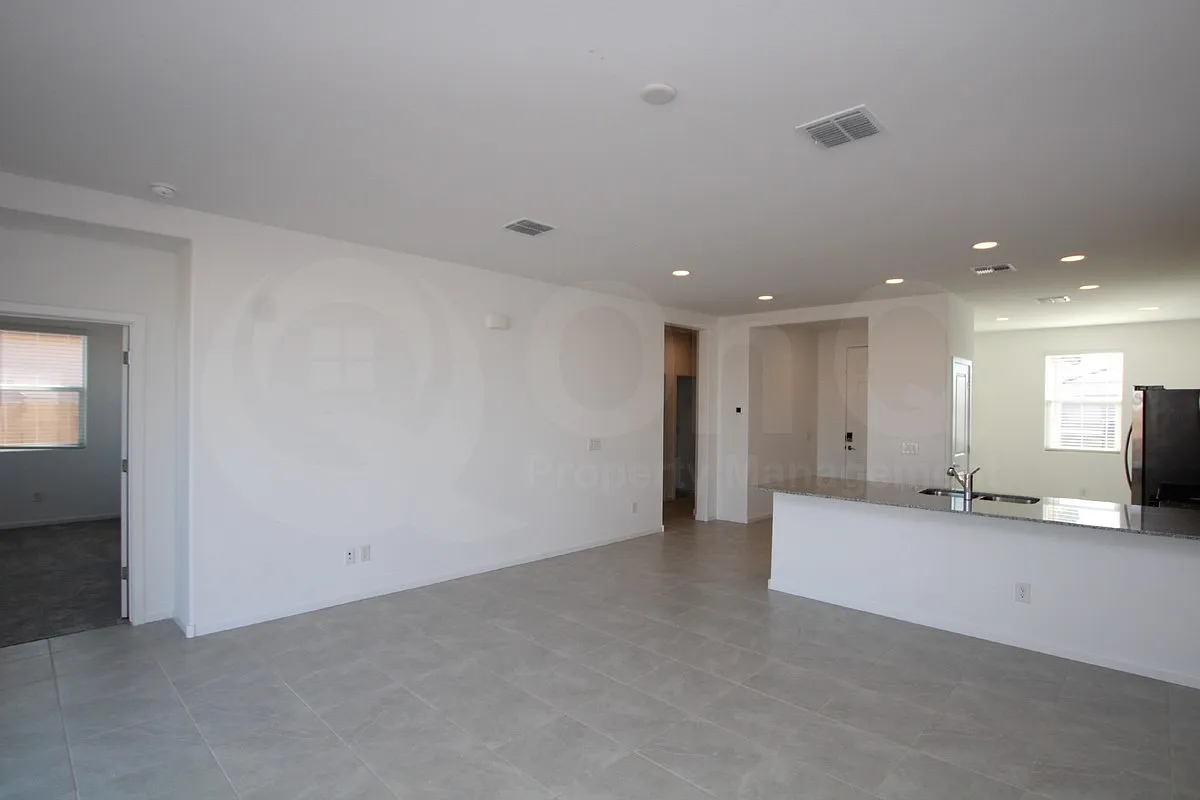 3 bed, 2.0 bath, 1402 sqft, $1,495 — Photo 4