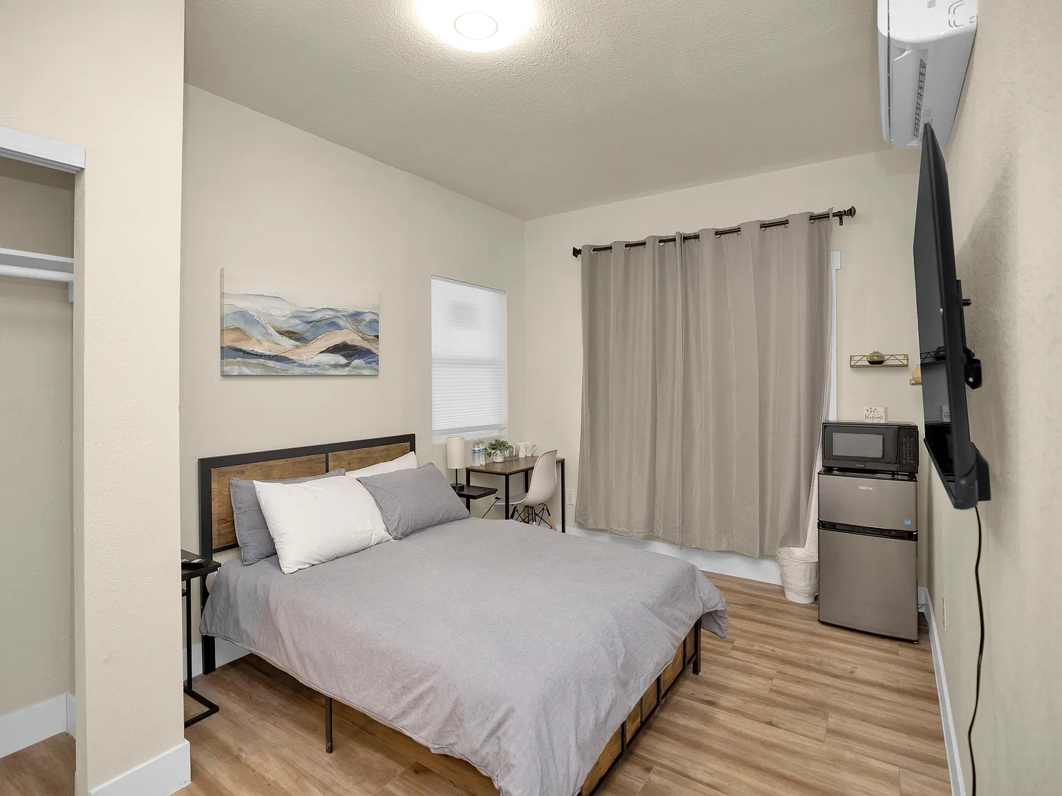 Studio, 200 sqft, $800 — Photo 2