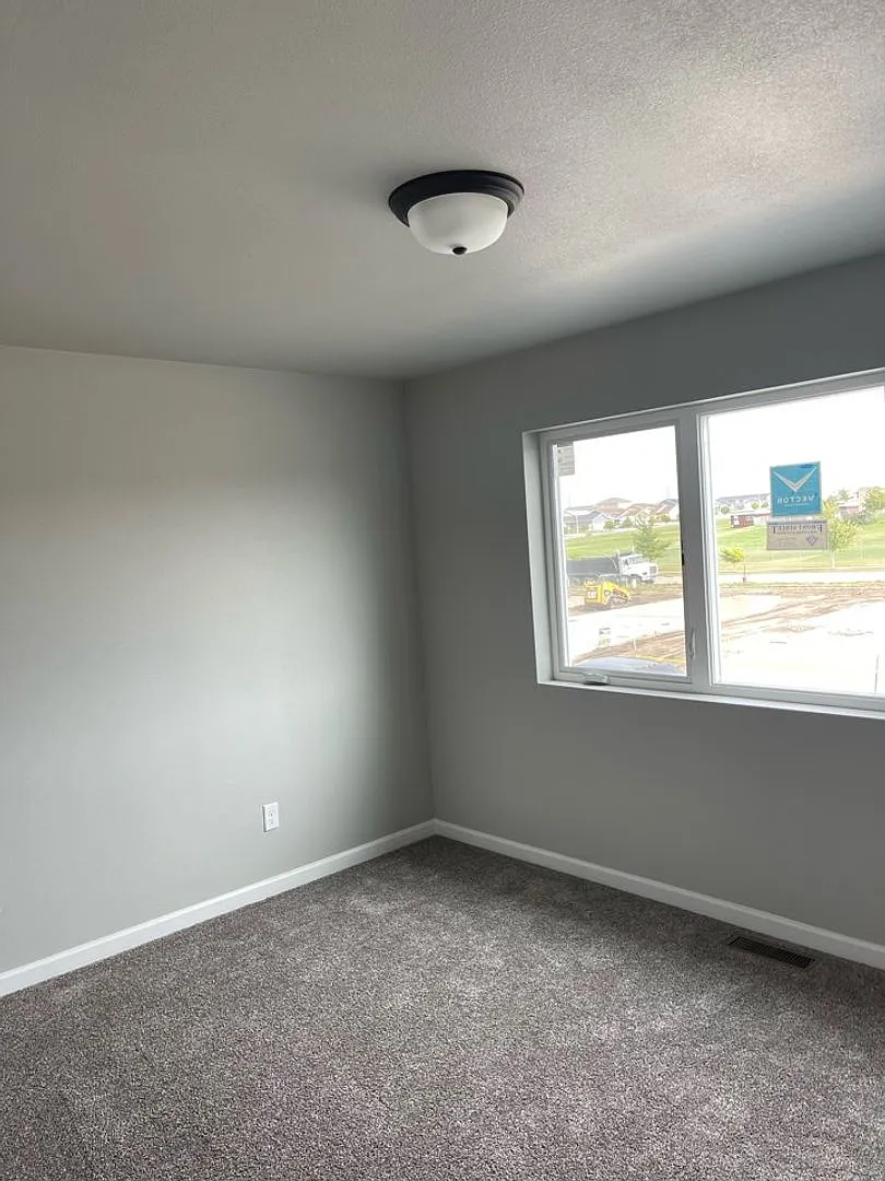 Spacious 3-bed 2.5 Bath - First Month Free! — Photo 2