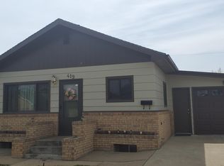 419 2nd St SW, Dickinson, ND 58601