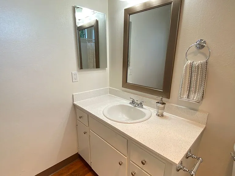 Oak Valley Apartments — Photo 16