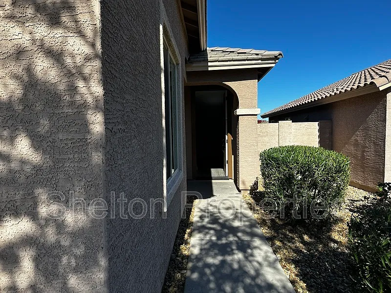 4 bed, 2.0 bath, 1793 sqft, $2,095 — Photo 2