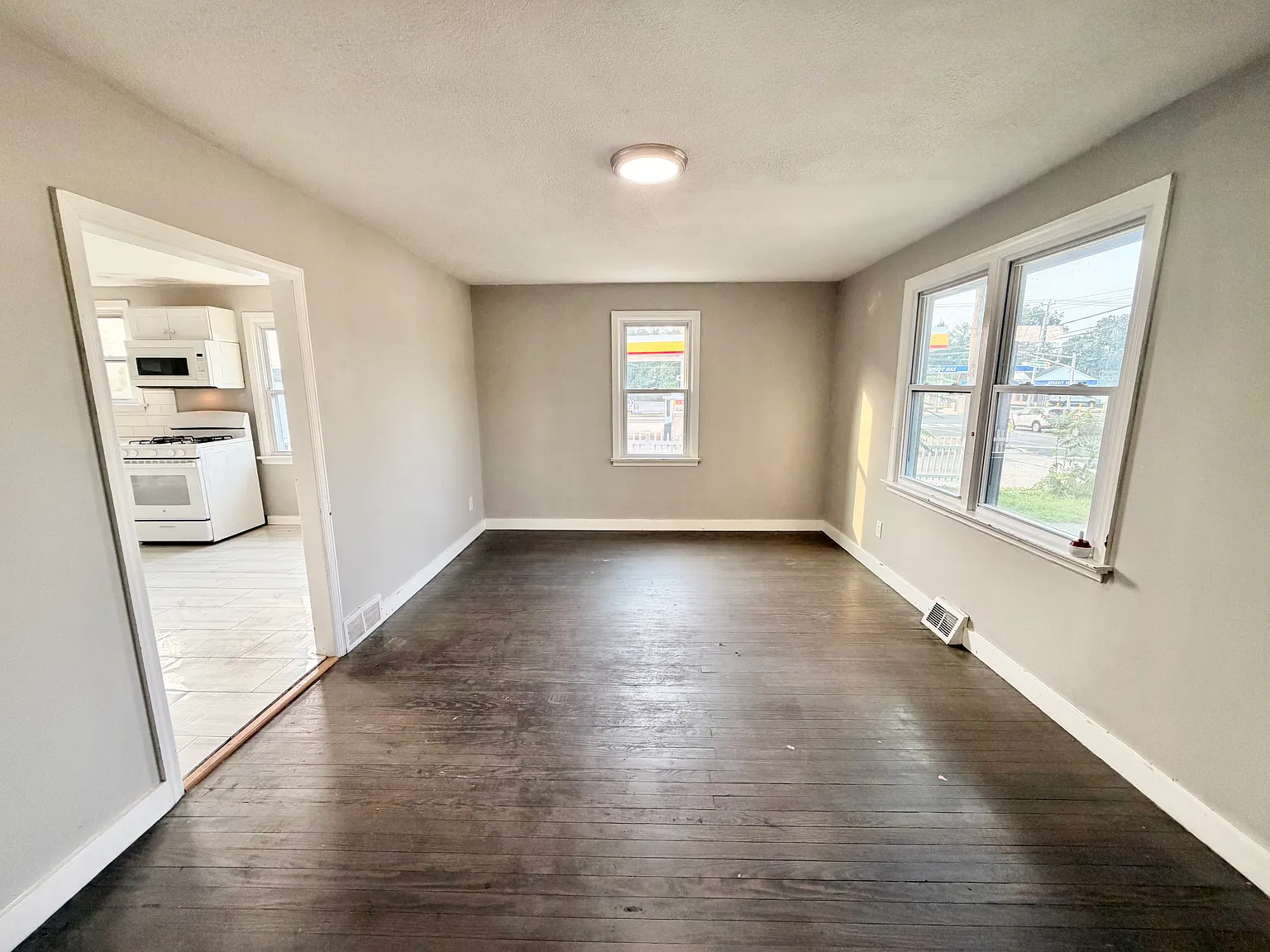 3 bed, 1080 sqft, $2,250 — Photo 4