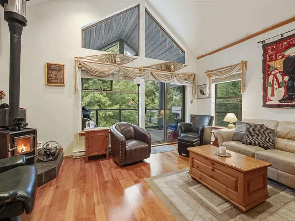 3050 Hillcrest Dr #202, Whistler, BC V8E 0T8