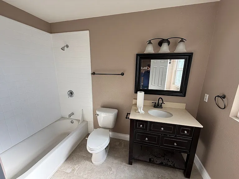 536 W Greenwood Ave — Photo 2