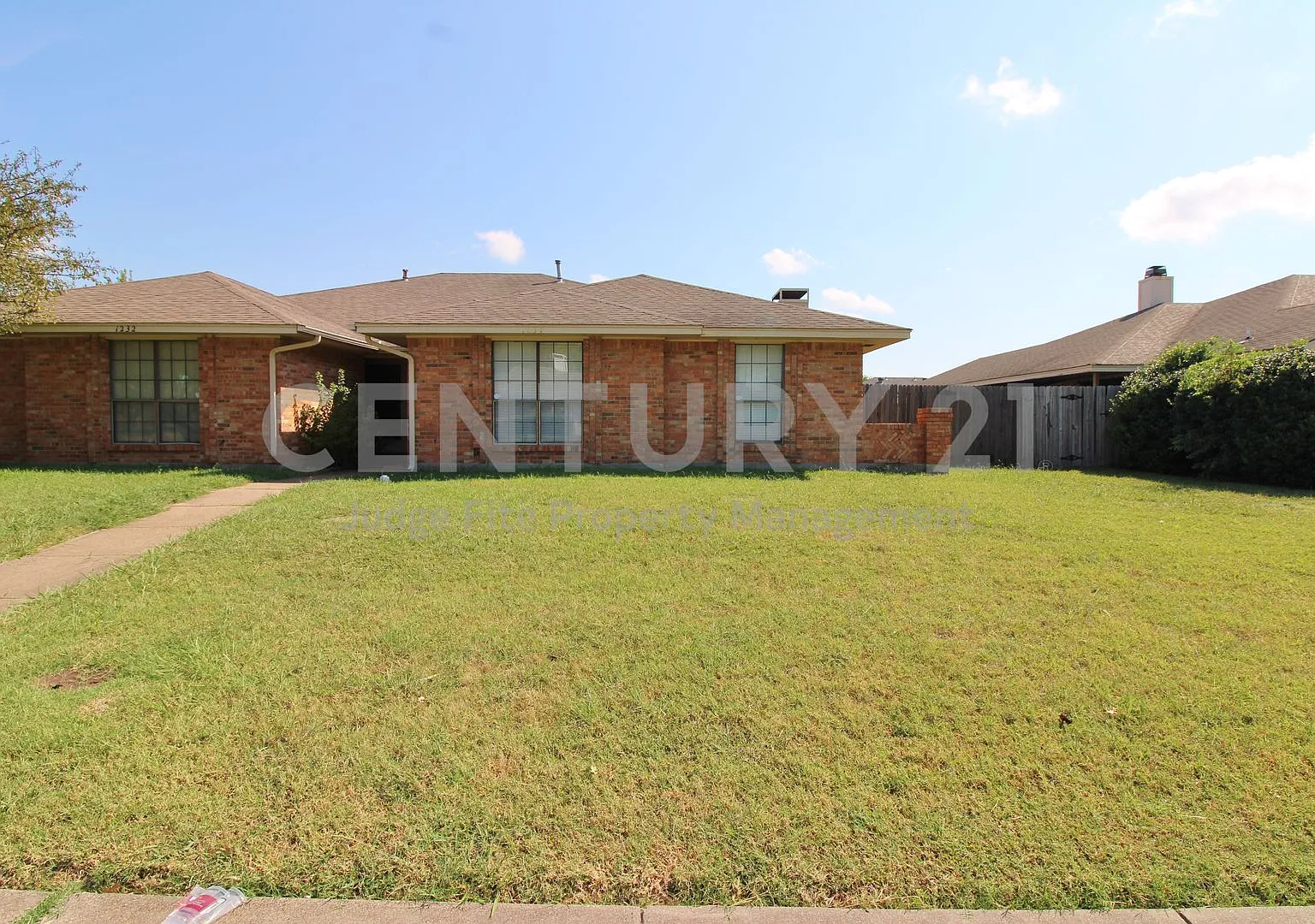 Cozy 3/2/1 Duplex in DeSoto For Rent! — Photo 1