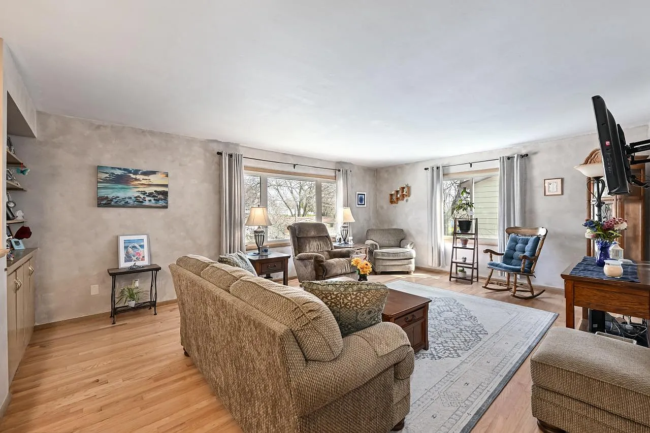 1207 Birch DRIVE photo 1