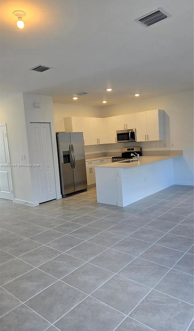 4 bed, 3.5 bath, 1742 sqft, $2,700 — Photo 2