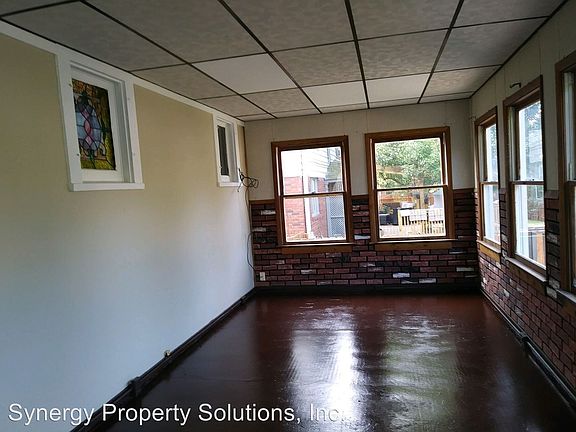 3rd image of 122 Parkwood Blvd