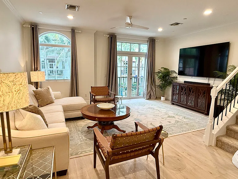 809 Estancia Way — Photo 1