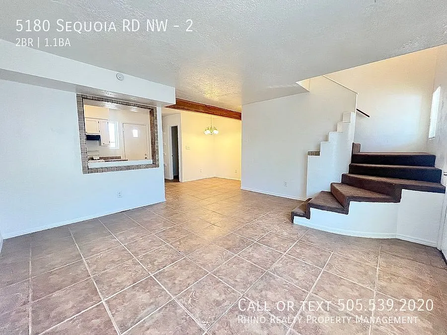Westside Townhouse! 2 Bedroom, 1.5 Bath Across From Redlands Park! — Photo 2