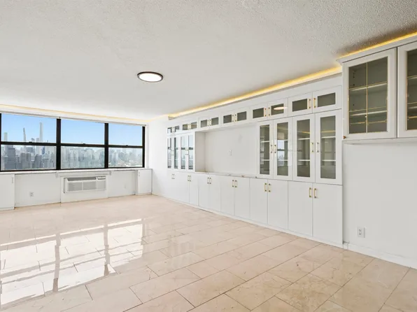 7004 Blvd East image 4 of 42