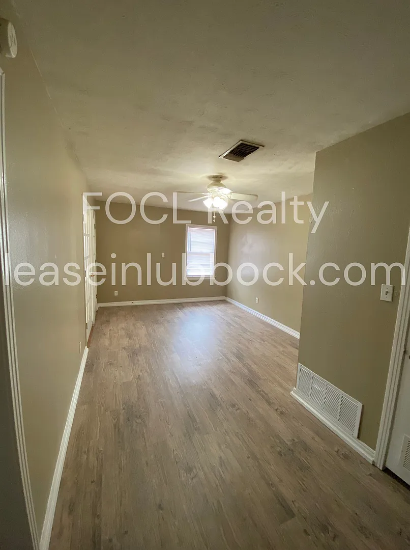 2 Bedroom 1 Bathroom with an Extra Living Space — Photo 3