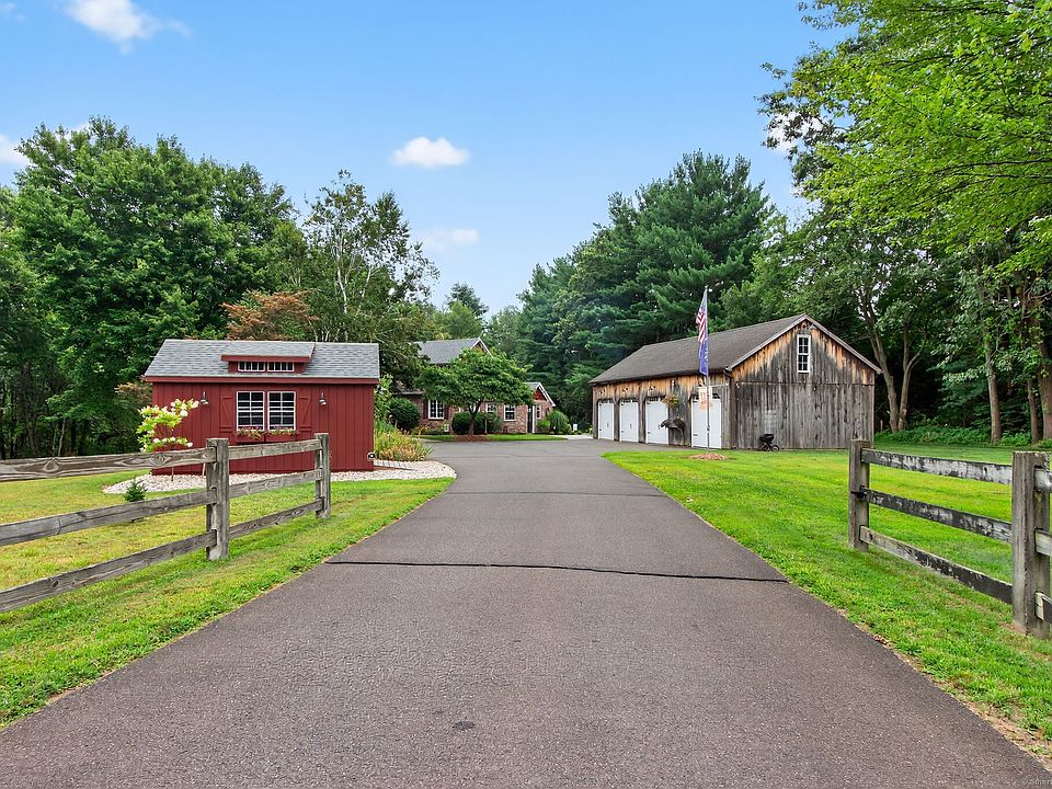 1st image of 10 Woodland Hollow Street