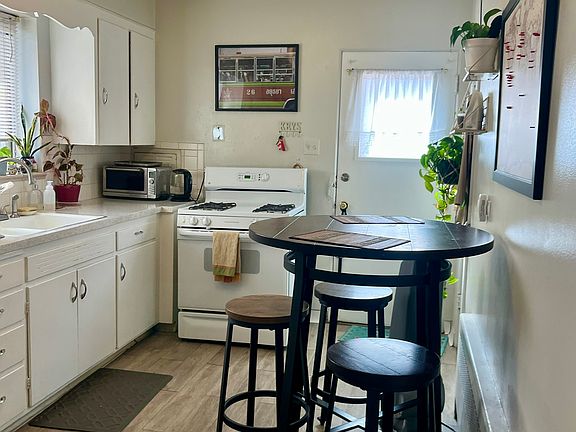 Kitchen with Gas stove